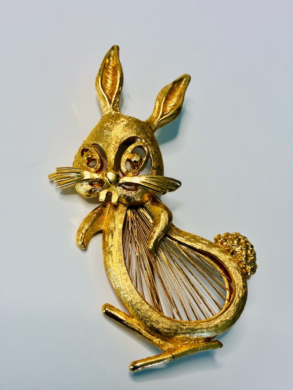 VTG Monet Gold-tone Bunny Rabbit Brooch Everyday Elegant Business Casual EUC